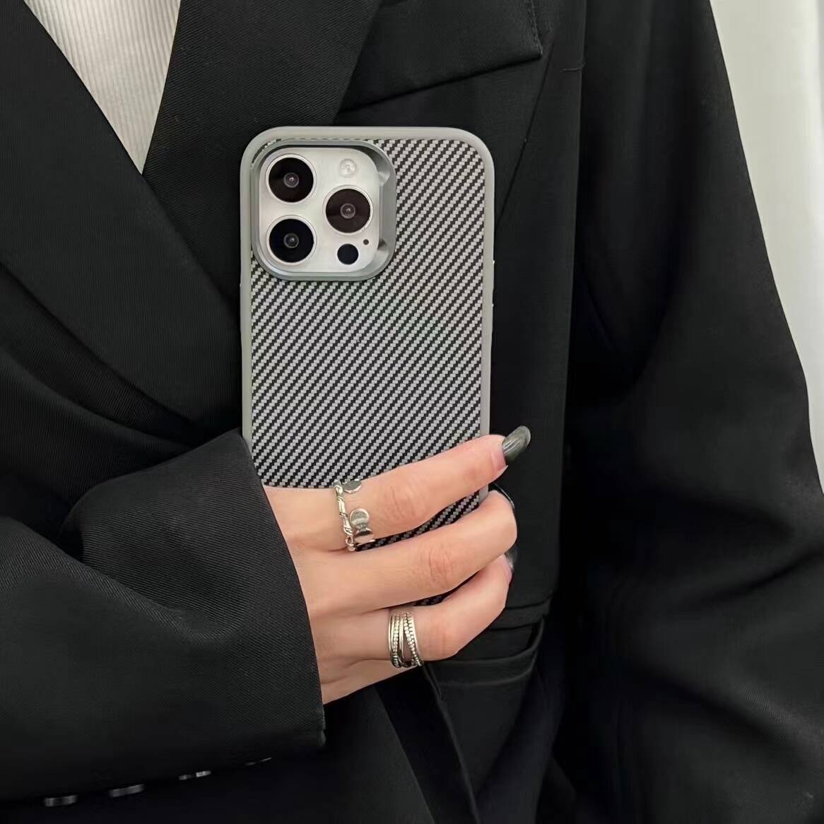 iPhone 14 Kılıf M-safe Şarj Özellikli Karbon Fiber Görünümlü Zore Troy Kılıf