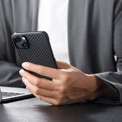 iPhone 14 Kılıf M-safe Şarj Özellikli 1500D Aramid Fiber Pitaka Ultra-Slim Classic Serisi Black-Grey Twill Kılıf