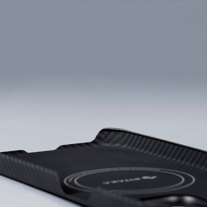 iPhone 15 Plus Kılıf M-safe Şarj Özellikli 600D Aramid Fiber Pitaka Ultra-Slim Classic Serisi Black-Grey Twill Kılıf