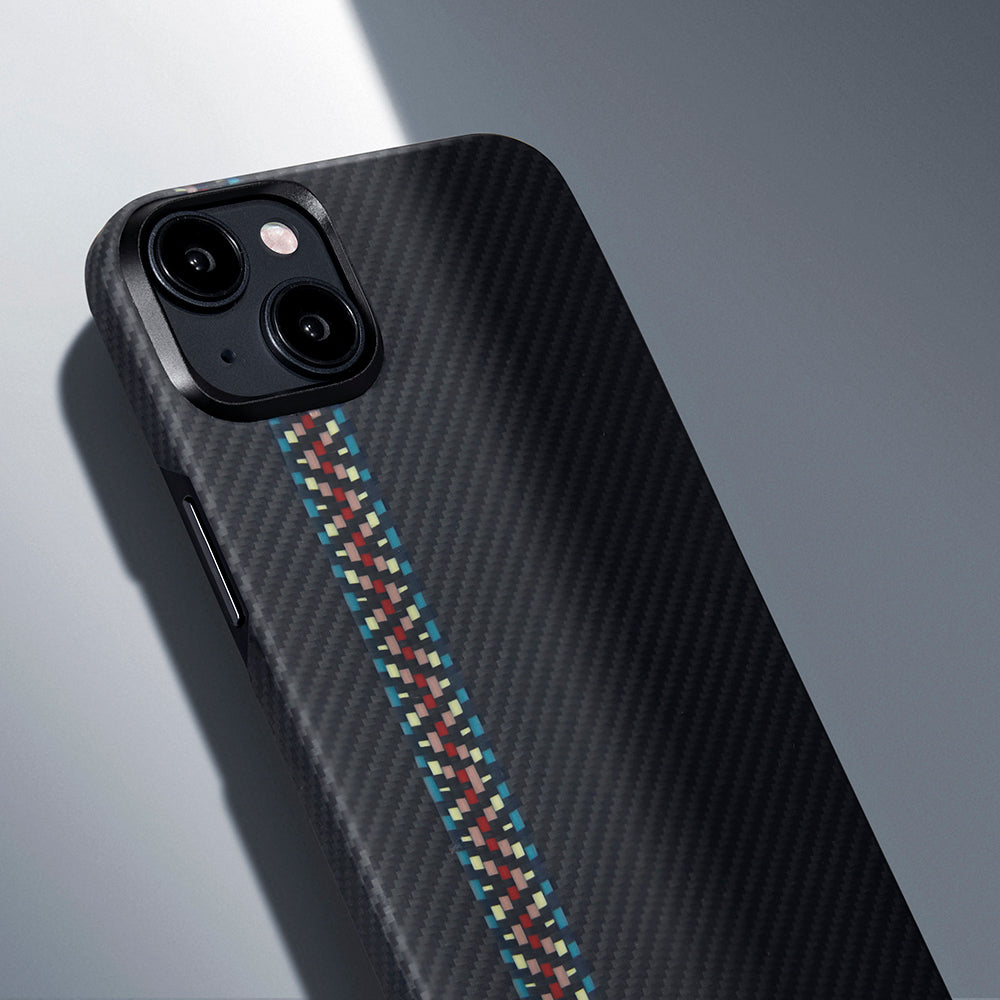 Apple iPhone 15 Plus Kılıf Magsafe Şarj Özellikli 600D Aramid Fiber Pitaka Tactile Woven Orchestra Serisi Rhapsody Kapak Siyah