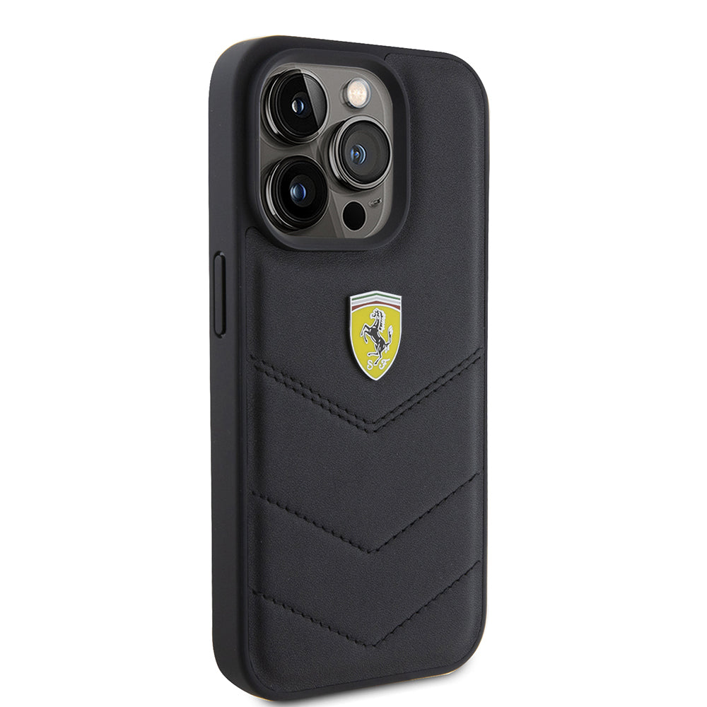 iPhone 15 Pro Kılıf Ferrari Orjinal Lisanslı Deri Dikişli Arka Yüzey Metal Logo Tasarımlı Kılıf