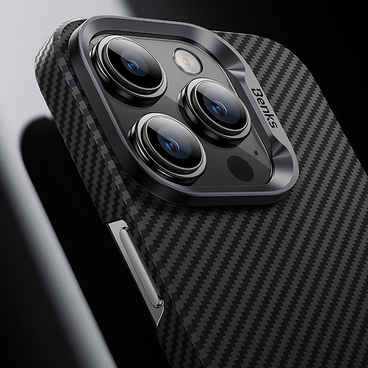 iPhone 15 Pro Kılıf M-safe Özellikli Karbon Fiber Benks Essential ArmorAir 600D Kevlar Kılıf