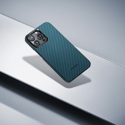 iPhone 15 Pro Kılıf M-safe Şarj Özellikli 1500D Aramid Fiber Pitaka Ultra-Slim Classic Serisi Black-Blue Twill Kılıf