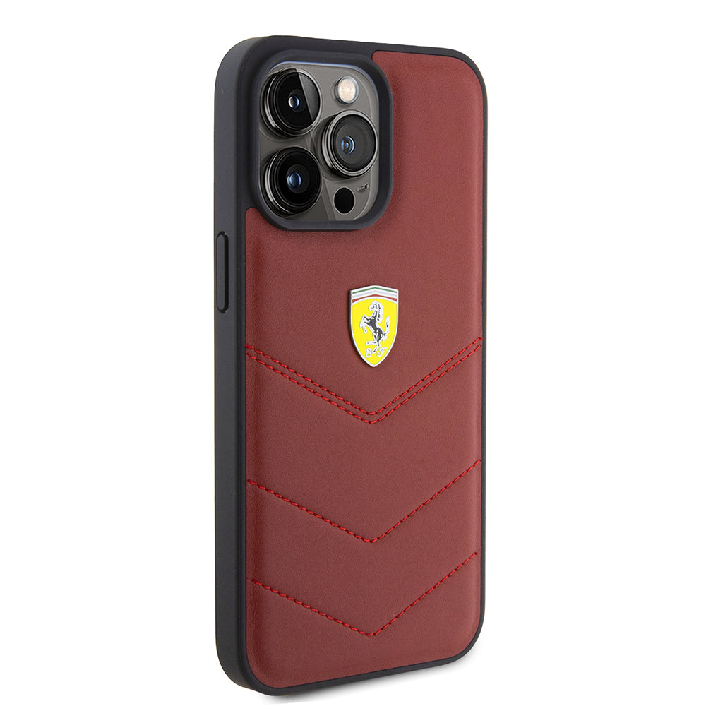 iPhone 15 Pro Max Kılıf Ferrari Orjinal Lisanslı Deri Dikişli Arka Yüzey Metal Logo Tasarımlı Kılıf