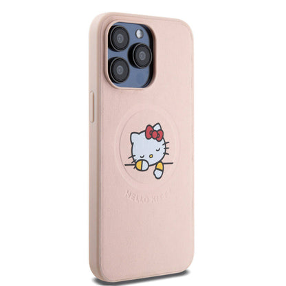 iPhone 15 Pro Max Kılıf Hello Kitty Orjinal Lisanslı M-safe Şarj Özellikli Baskı Logolu Uyuyan Kitty Deri Kılıf