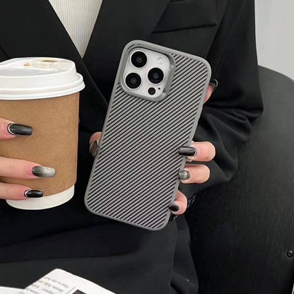 iPhone 15 Pro Max Kılıf M-safe Şarj Özellikli Karbon Fiber Görünümlü Zore Troy Kılıf