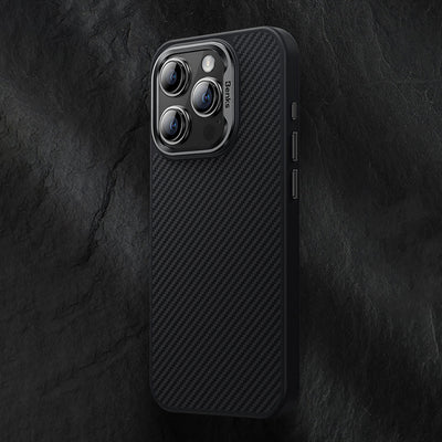 Apple iPhone 15 Pro Max Kılıf Karbon Fiber Magsafe Şarj Özellikli Benks Hybrid ArmorPro 600D Kevlar Kapak Siyah