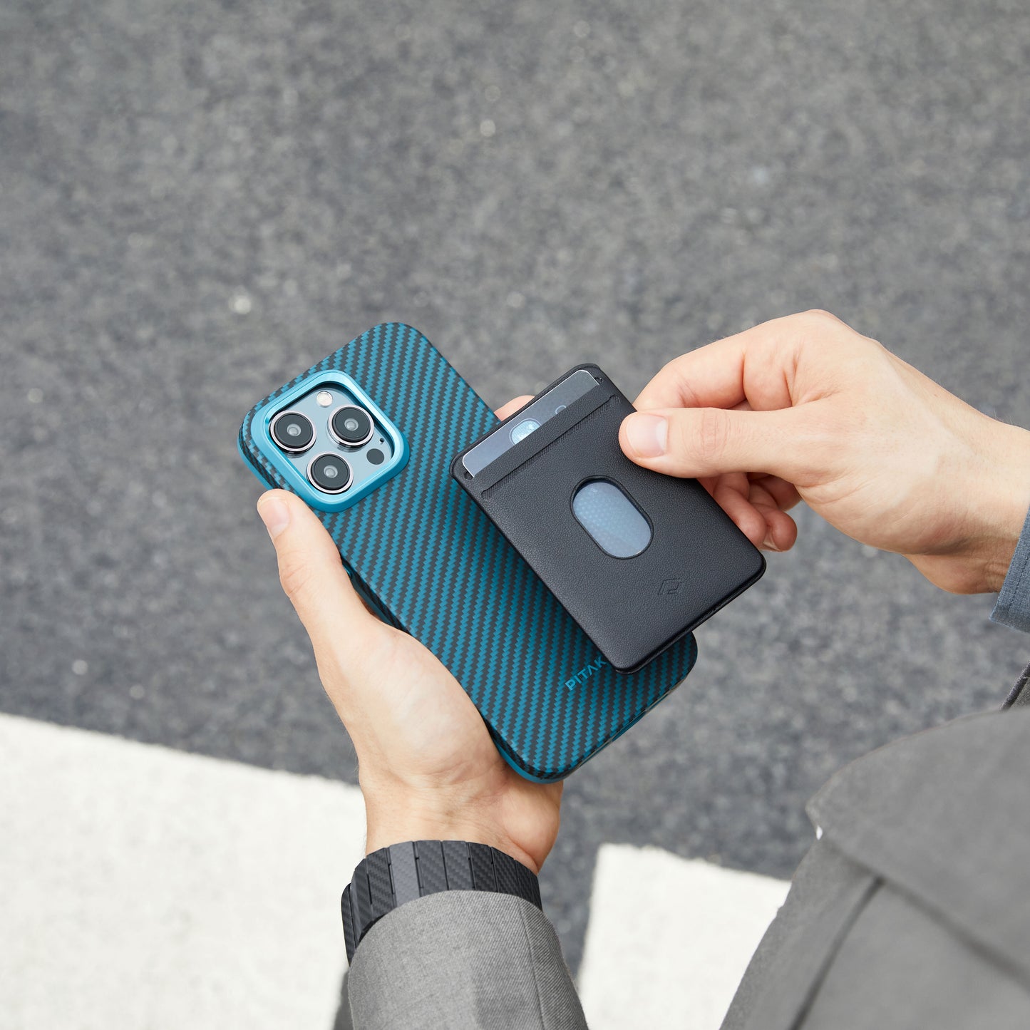 iPhone 15 Pro Max Kılıf M-safe Şarj Özellikli 1500D Aramid Fiber Pitaka Military-Grade Classic Serisi Black-Grey Twill Kılıf