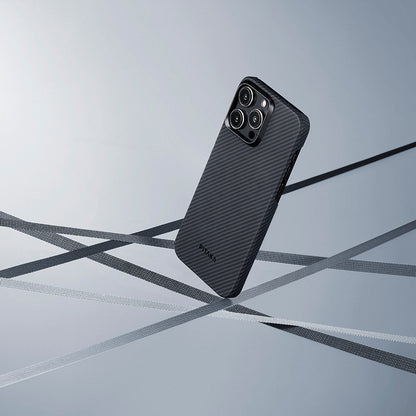 iPhone 15 Pro Max Kılıf M-safe Şarj Özellikli 600D Aramid Fiber Pitaka Ultra-Slim Classic Serisi Black-Grey Twill Kılıf