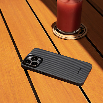 Apple iPhone 15 Pro Max Kılıf Magsafe Şarj Özellikli 600D Aramid Fiber Pitaka Ultra-Slim Classic Serisi Black-Grey Twill Kapak Siyah-Gri