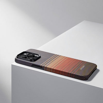 Apple iPhone 15 Pro Max Kılıf Magsafe Şarj Özellikli Aramid Fiber Pitaka Tactile Woven Sunset-Moonrise Serisi Sunset Kapak Kahverengi