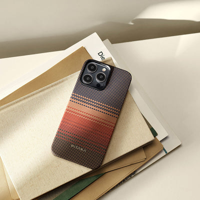 Apple iPhone 15 Pro Max Kılıf Magsafe Şarj Özellikli Aramid Fiber Pitaka Tactile Woven Sunset-Moonrise Serisi Sunset Kapak Kahverengi