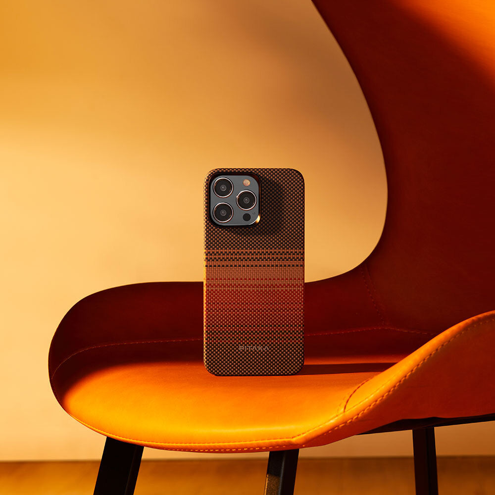 Apple iPhone 15 Pro Max Kılıf Magsafe Şarj Özellikli Aramid Fiber Pitaka Tactile Woven Sunset-Moonrise Serisi Sunset Kapak Kahverengi