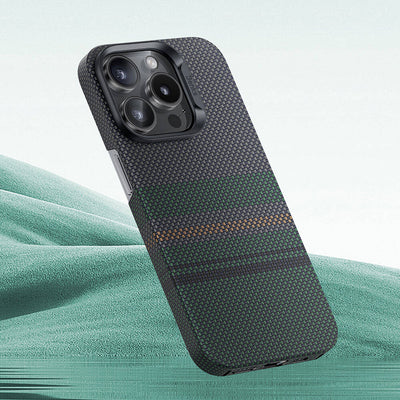 Apple iPhone 15 Pro Max Kılıf Magsafe Şarj Özellikli Karbon Fiber Tasarımlı Benks Aurora ArmorAir Kevlar Kapak Siyah