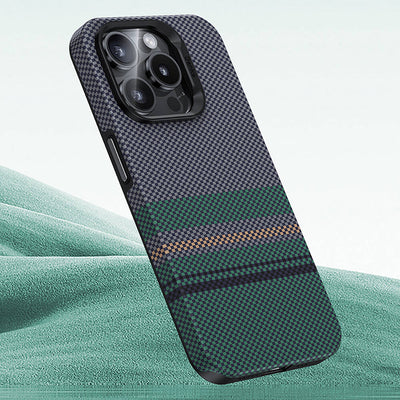 Apple iPhone 15 Pro Max Kılıf Magsafe Şarj Özellikli Karbon Fiber Tasarımlı Benks Aurora ArmorPro Kevlar Kapak Siyah