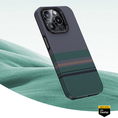 Apple iPhone 15 Pro Max Kılıf Magsafe Şarj Özellikli Karbon Fiber Tasarımlı Benks Aurora ArmorPro Kevlar Kapak Siyah