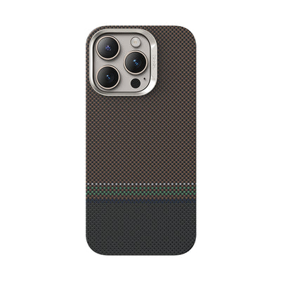 Apple iPhone 15 Pro Max Kılıf M-safe Şarj Özellikli Karbon Fiber Tasarımlı Benks Prestige ArmorAir Kevlar Kapak Gold