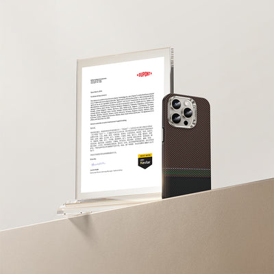 Apple iPhone 15 Pro Max Kılıf M-safe Şarj Özellikli Karbon Fiber Tasarımlı Benks Prestige ArmorPro Kevlar Kapak Gold