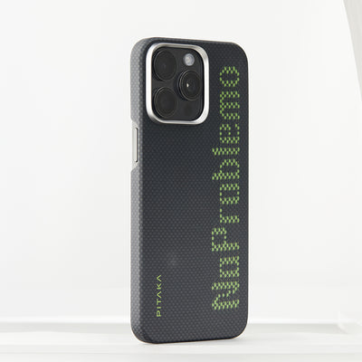 Apple iPhone 15 Pro Max Kılıf  Magsafe Şarj Özellikli Lumintex Teknolojili Fosforlu Aramid Fiber Pitaka Tactile Woven Aries Serisi Kapak Siyah