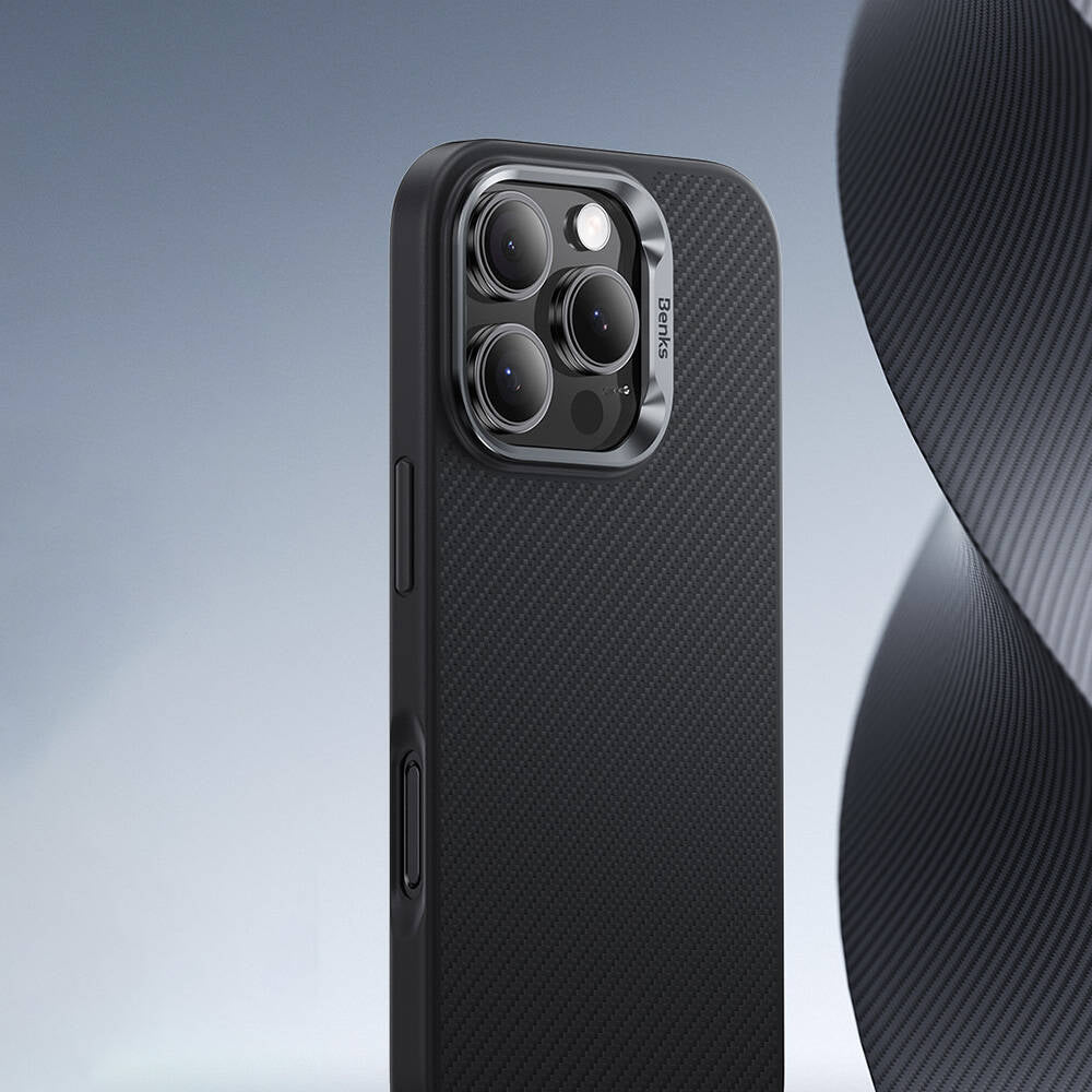 Apple iPhone 16 Plus Kılıf Karbon Fiber Magsafe Şarj Özellikli Benks Hybrid ArmorPro 600D Kevlar Kapak Siyah