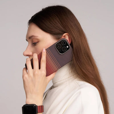 Apple iPhone 16 Plus Kılıf Magsafe Şarj Özellikli Aramid Fiber Pitaka Tactile Woven Sunset-Moonrise Serisi Sunset Kapak Kahverengi