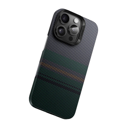 Apple iPhone 16 Pro Kılıf Magsafe Şarj Özellikli Karbon Fiber Tasarımlı Benks Aurora ArmorAir Kevlar Kapak Siyah