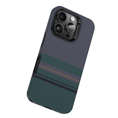 Apple iPhone 16 Pro Kılıf Magsafe Şarj Özellikli Karbon Fiber Tasarımlı Benks Aurora ArmorPro Kevlar Kapak Siyah