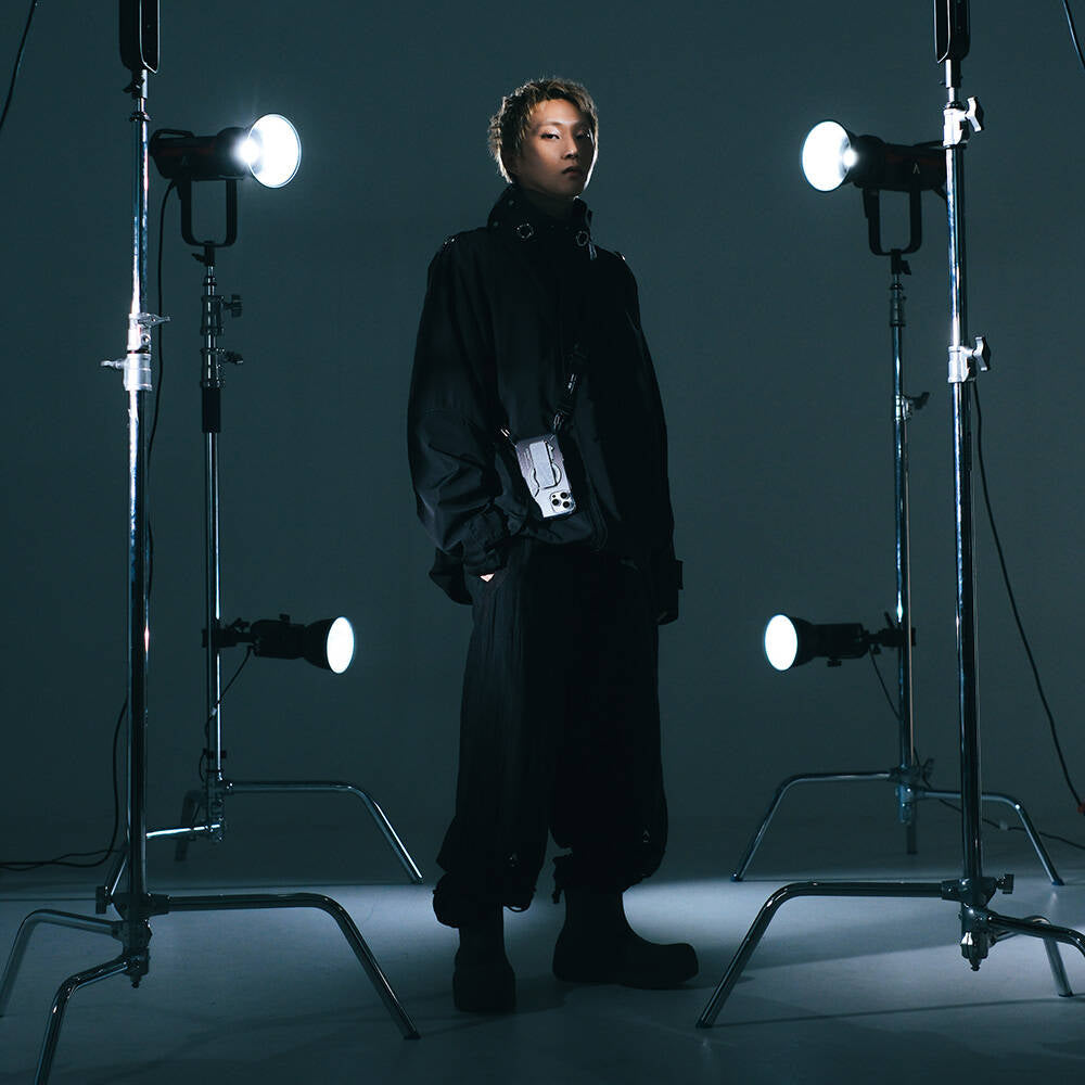 iPhone 16 Pro Kılıf M-safe Şarj Özellikli Teknoloji Desenli Standlı Skinarma Helio Kılıf