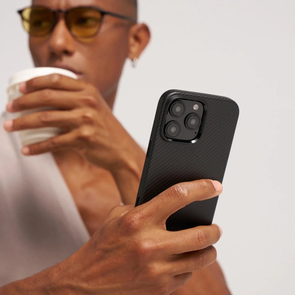 iPhone 16 Pro Max Kılıf M-safe Şarj Özellikli Aramid Fiber Pitaka Military-Grade Classic Serisi Black-Grey Twill Kılıf