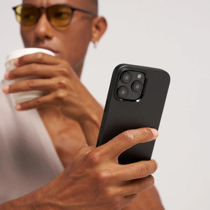 iPhone 16 Pro Max Kılıf M-safe Şarj Özellikli Aramid Fiber Pitaka Military-Grade Classic Serisi Black-Grey Twill Kılıf