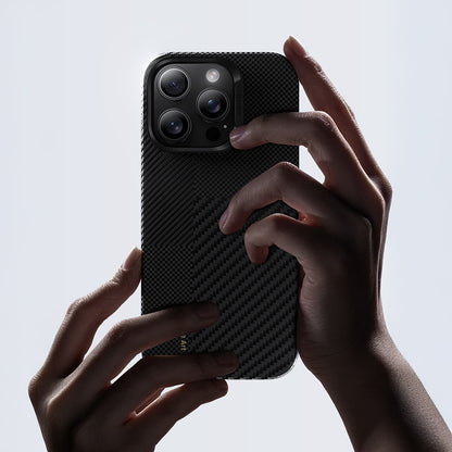 iPhone 16 Pro Max Kılıf Magsafe Şarj Özellikli Karbon Fiber Benks Yeni Seri Montage ArmorAir Kevlar Kılıf