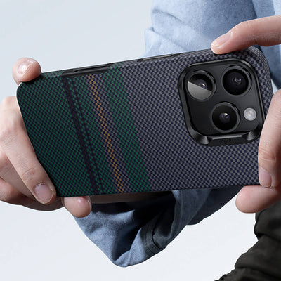 Apple iPhone 16 Pro Max Kılıf Magsafe Şarj Özellikli Karbon Fiber Tasarımlı Benks Aurora ArmorPro Kevlar Kapak Siyah