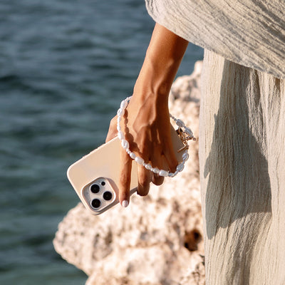 Apple iPhone 16 Pro Max Kılıf Magsafe Şarj Özellikli Soft Arka Yüzey Askı İpli Coehl Muse Kapak Krem