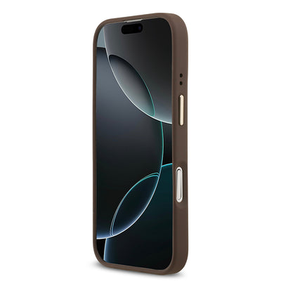 Apple iPhone 17 Kılıf Guess Orjinal Lisanslı M-safe Şarj Özellikli Gold Metal Kamera Çerçeveli PU Deri 4G Desenli Yazı Logolu Kapak Pembe