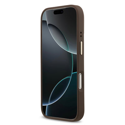 Apple iPhone 17 Pro Kılıf Guess Orjinal Lisanslı M-safe Şarj Özellikli 4G Desenli PU Metal Plaka Klasik Logolu Kapak Kahverengi