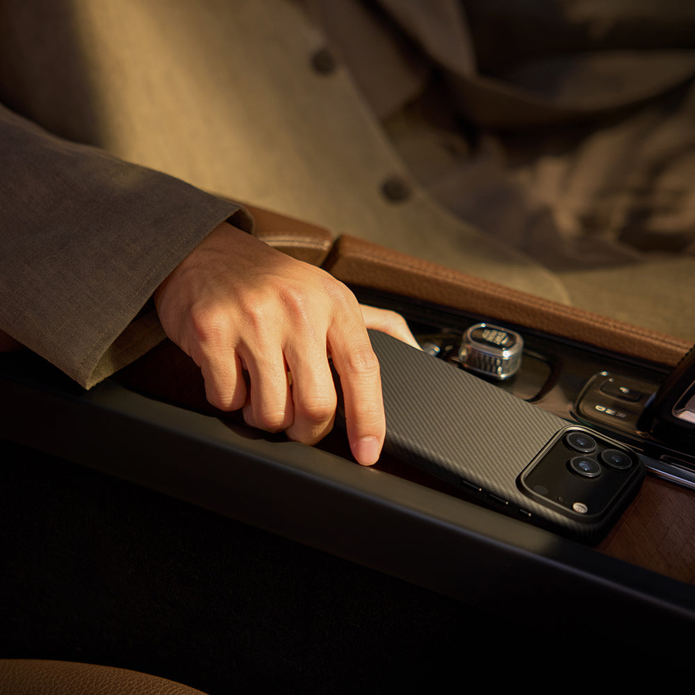 Apple iPhone 17 Pro Max Kılıf M-safe Şarj Özellikli 1500D Aramid Fiber Pitaka Military-Grade Classic Serisi Black-Grey Twill Kapak Siyah-Gri