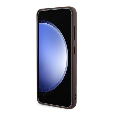 Galaxy S24 Kılıf Guess Orjinal Lisanslı PU Deri Yazı ve 4G Metal Logolu Desenli Kapak Kahverengi