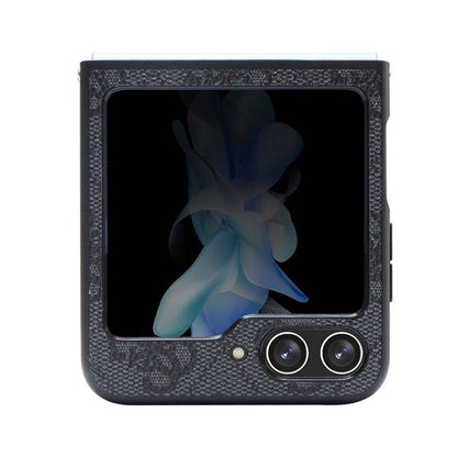 Galaxy Z Flip 5 Kılıf Guess Orjinal Lisanslı PU Deri Taşlı Üçgen Logo 4G Desenli Strass Kılıf
