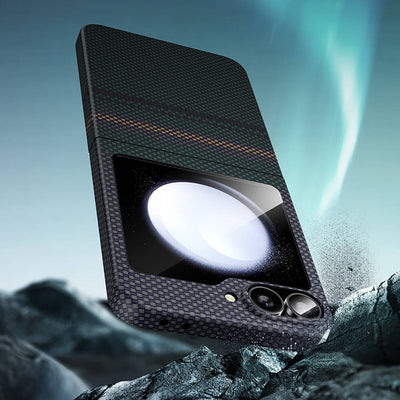 Galaxy Z Flip 6 Kılıf Karbon Fiber Tasarımlı Benks Aurora ArmorAir Kevlar Kapak Siyah
