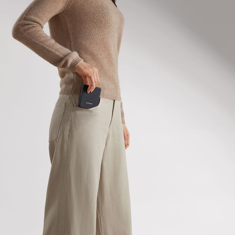 Galaxy Z Flip 6 Kılıf M-safe Şarj Özellikli 600D Aramid Fiber Pitaka Ultra-Slim Classic Serisi Black-Grey Twill Kılıf