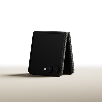 Galaxy Z Flip 7 Kılıf M-safe Şarj Özellikli 600D Aramid Fiber Pitaka Ultra-Slim Classic Serisi Black-Grey Twill Kılıf